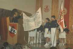 1993 Überreichung der zweiten Fahne beim Julschauturnen 1993